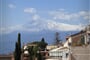 Taormina na Sicílii, pod vrcholem Etny (sicílie, itálie, sopka, vulkán)