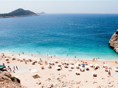 Slavná pláž Kaputas Beach v regionu Antalya