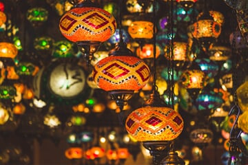 Tradiční lampy září v obchodech i ulicích