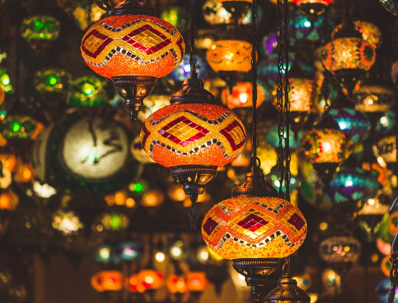 Tradiční lampy září v obchodech i ulicích