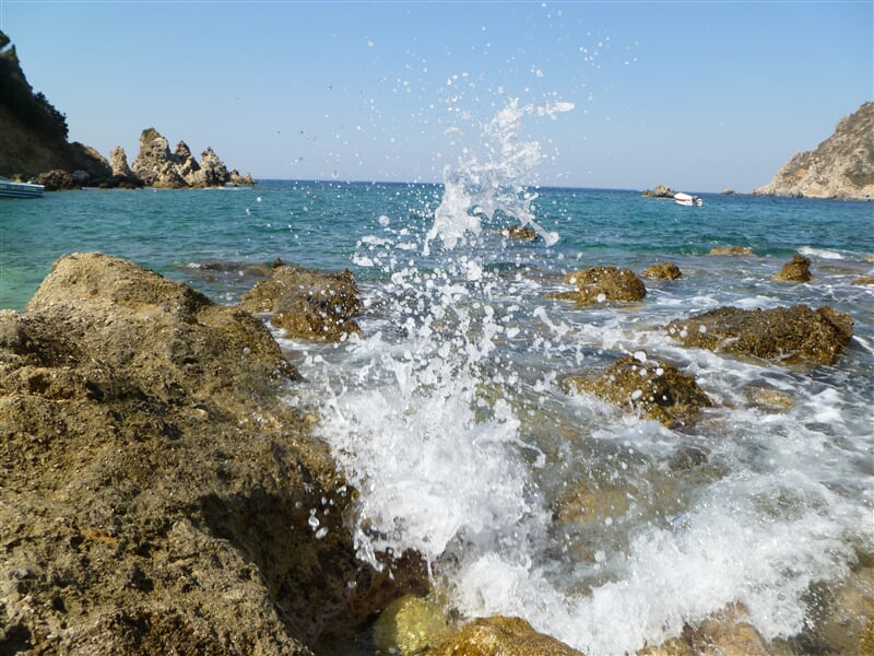 Příboj tříštící se o skaliska ostrova Korfu