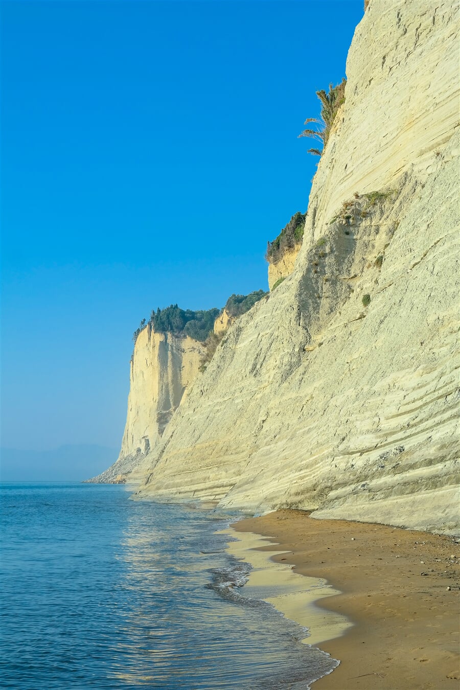 Skaliska a pláže Korfu jsou pověstné