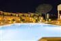 blu hotel laconia piscina notturno night