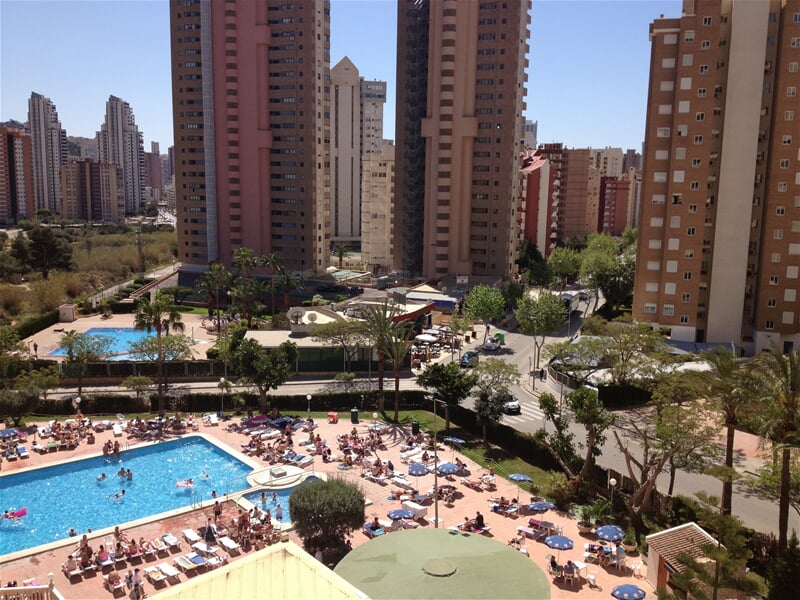 U hotelového bazénu uprostřed letoviska Benidorm, Costa Blanca