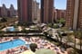 U hotelového bazénu uprostřed letoviska Benidorm, Costa Blanca
