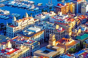 Pohled na část centra a přístav v Alicante