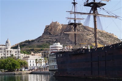 Historická plachetnice v přístavu Alicante