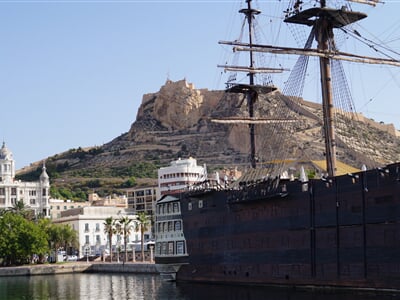 Historická plachetnice v přístavu Alicante