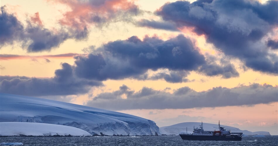 Antarctica, Ortelius, Danco © Mike Louagie Oceanwide Expeditions.jpg Mike Louagie
