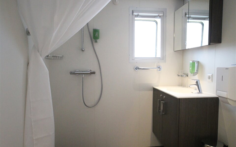 ortelius superior shower & toilet, deck 5 © Monica Salmang Oceanwide expeditions (4) bw.JPG Monica Salmang