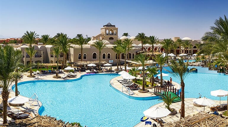 Hotel Iberotel Makadi Beach: fotografie vybavení exteriérů a interiérů ubytování.