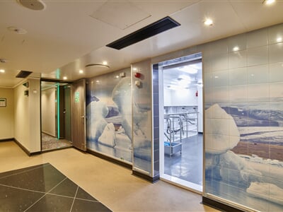 Hondius, Zodiac boarding 01.jpg Mike Louagie