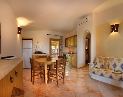 VILA A obývací část s kuchyní, Isola Rossa, Sardinie