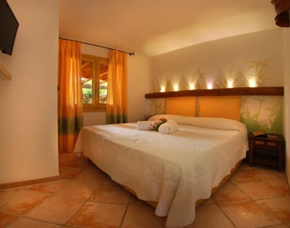 VILA A ložnice s manželským lůžkem, Isola Rossa, Sardinie