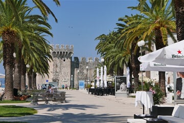 Vyhlášená promenáda Trogir - Medena v městečku Trogir