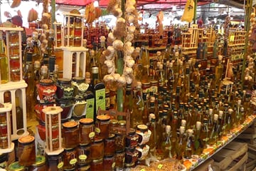 Chorvatský trh s olivovými oleji a medy