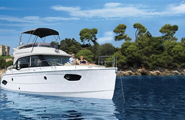 Motorová jachta Bavaria E40 Fly - Aquatic Vita