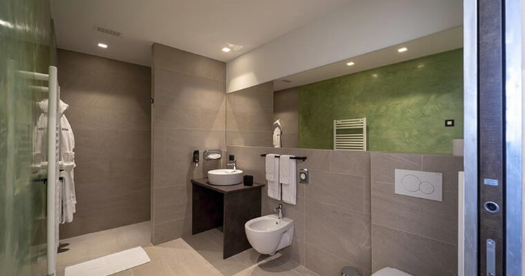 Alpen Village Full Sky Junior Suite Bagno