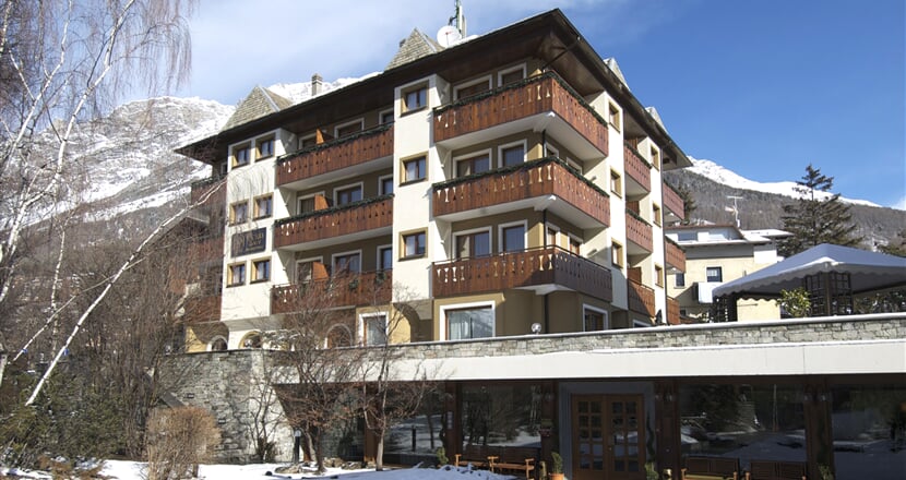 Rezia Outside Winter (1)
