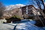 Rezia Outside Winter (2)