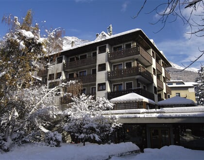 Rezia Outside Winter (3)