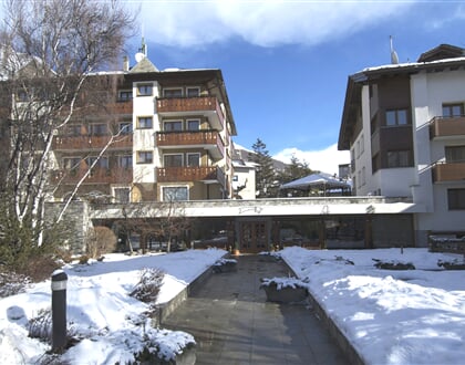 Rezia Outside Winter (4)