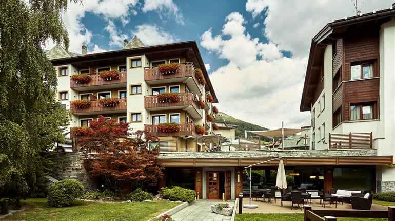 Hotel Outside Summer (4)