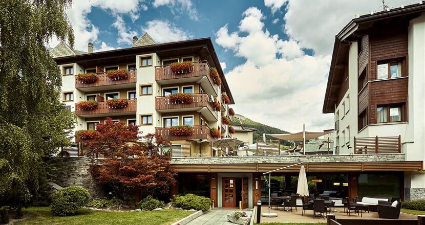 Hotel Outside Summer (4)