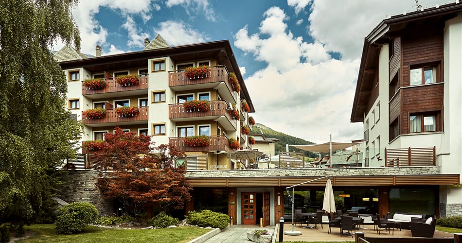 Hotel Outside Summer (4)