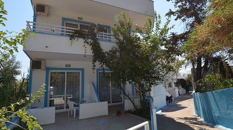 Studia Marianthi: fotografie vybavení exteriérů a interiérů ubytování.