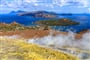 Liparské ostrovy - Vulcano, Grand Cratere. Okružní pěší cesta po obvodu polovyhaslého kráteru s množstvím fumarol s unikajícími sopečnými parami a s fantastickým rozhledem na celé souostroví je opravdu nezapomenutelným zážitkem pro každého