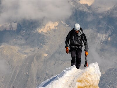 Horolezec na vrcholu