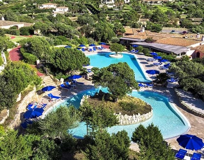 Pohled na hotelovou část Country, Porto Cervo, Costa Smeralda, Sardinie