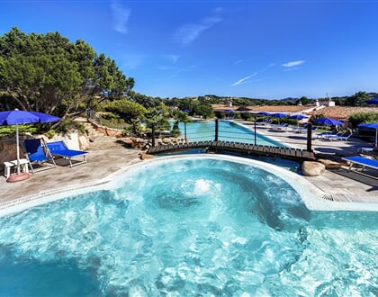 Bazén v hotelové části Country, Porto Cervo, Costa Smeralda, Sardinie