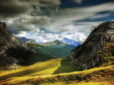 Průsmyk Valparola nad střediskem Civetta v Dolomitech