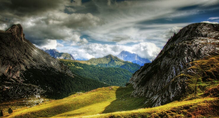 Průsmyk Valparola nad střediskem Civetta v Dolomitech