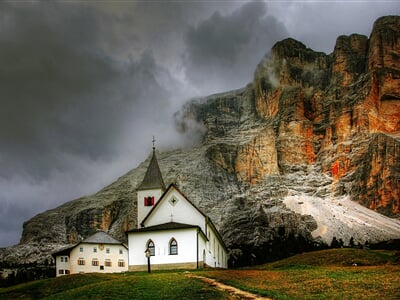Kostel pod mraky v údolí Val Badia