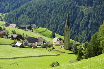 La Val v údolí Val Badia, Jižní Tyrolsko, Dolomity
