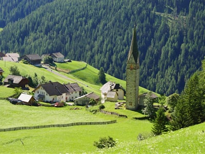 La Val v údolí Val Badia, Jižní Tyrolsko, Dolomity