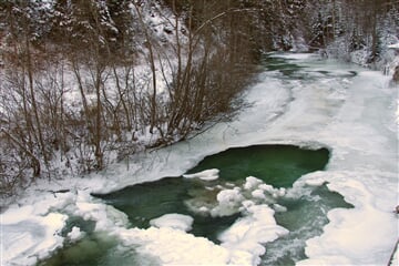 Zamrzlé říčky v údolí Val Badia