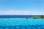 Hotelový bazén na břehu mrtvého moře