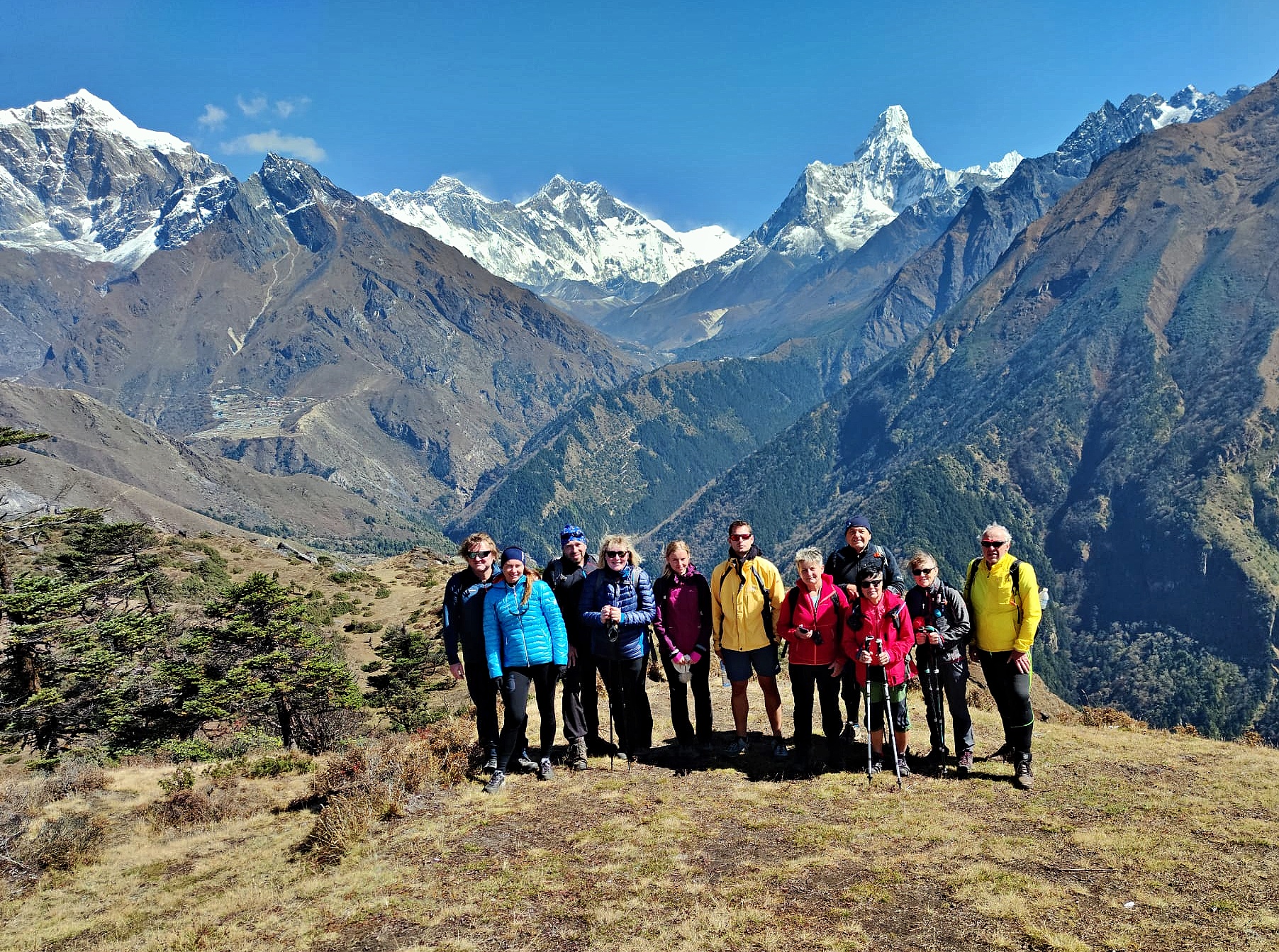 Skupinovka pod Everestem. Vpravo Ama Dablam, Everest uprostřed, lehce vlevo - samostatný vrchol.