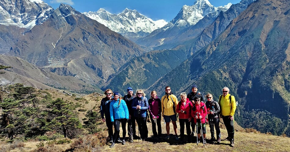 Skupinovka pod Everestem. Vpravo Ama Dablam, Everest uprostřed, lehce vlevo - samostatný vrchol.