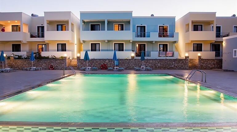 Hotel Diakonis: fotografie vybavení exteriérů a interiérů ubytování.