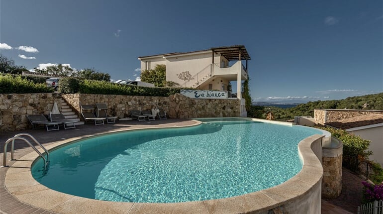 Bazén, Baja Sardinia, Sardinie