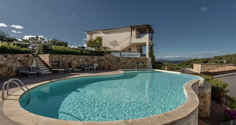 Bazén, Baja Sardinia, Sardinie