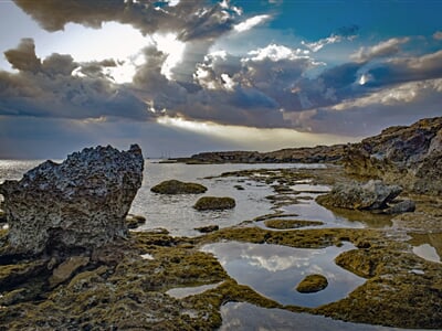 Skalnaté dramatické pobřeží výběžku Cape Greco