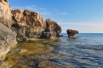 Rozeklané pobřeží Cape Greco na Kypru