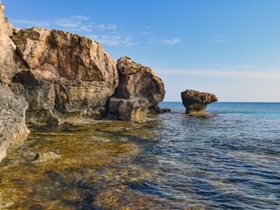 Rozeklané pobřeží Cape Greco na Kypru