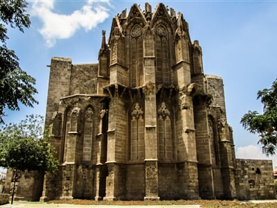 Kostel Ayios Nikolaos v letovisku Famagusta na Kypru